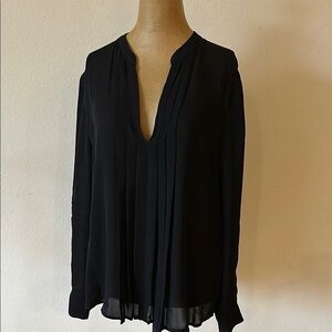 L’Agence sz M 100% silk pleated v neck blouse long sleeve Top, great condition
